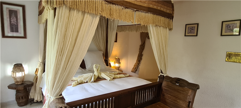 Chambre lit à baldaquin