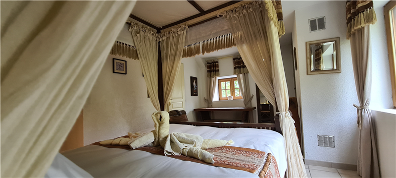 Chambre lit à baldaquin