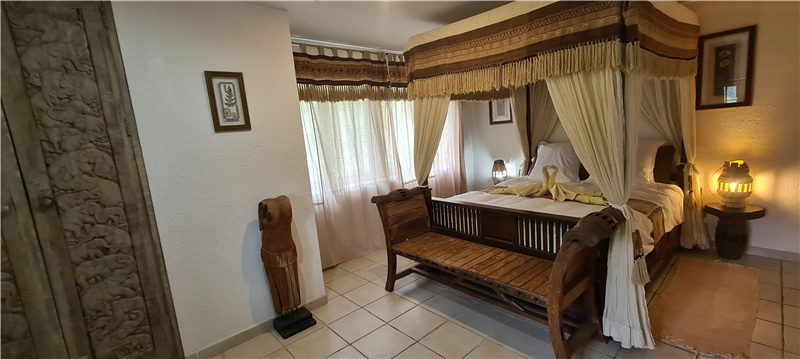 Chambre lit à baldaquin
