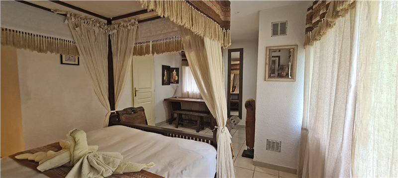 Chambre lit à baldaquin