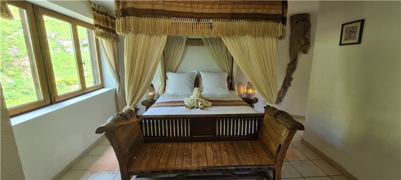 Chambre lit à baldaquin