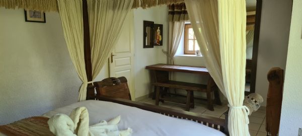 Chambre lit à baldaquin